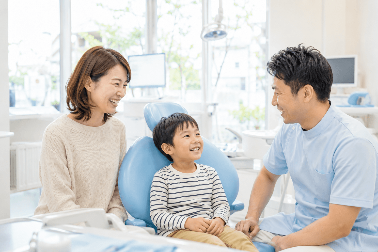 親子で来院する明るい診察シーン